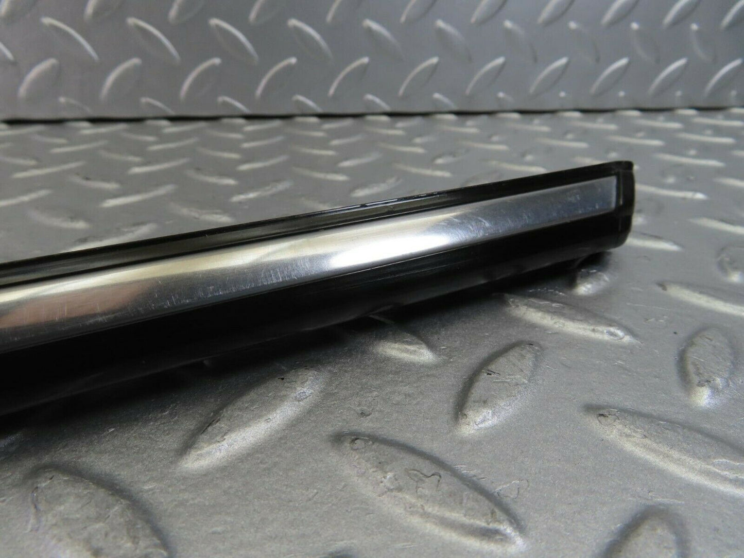 10252 Mercedes-Benz W123 Front Left Door Centre Moulding Trim