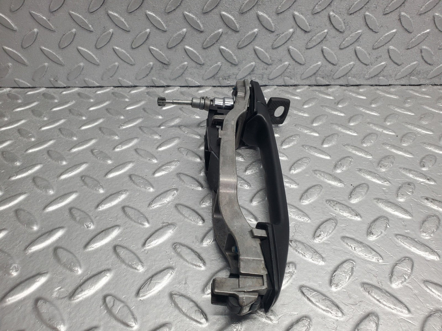 W124 Wagon left door exterior handle with key used OEM