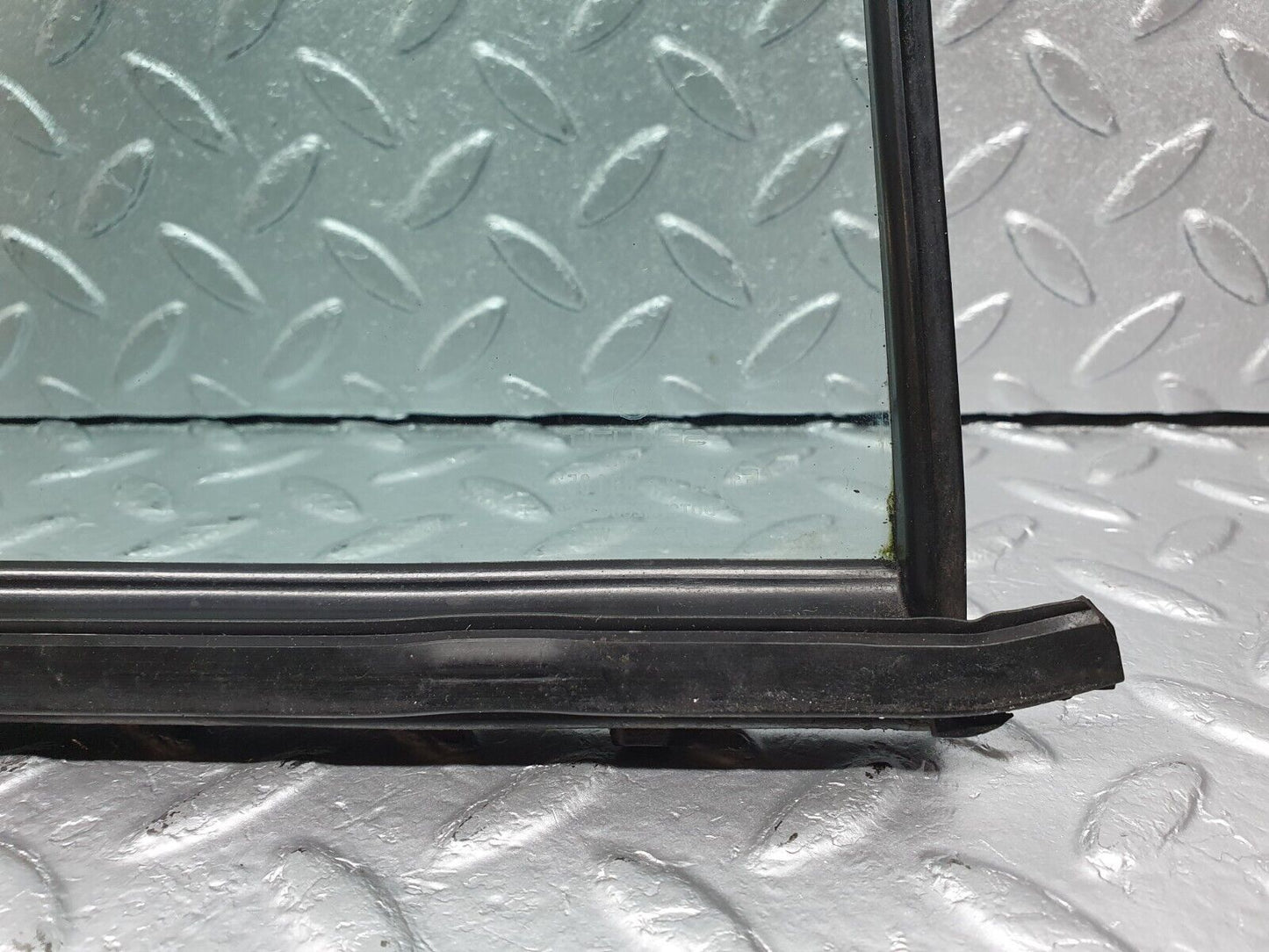 41411 Mercedes-Benz W124 200E Rear Left Quarter Window Glass 1247350524