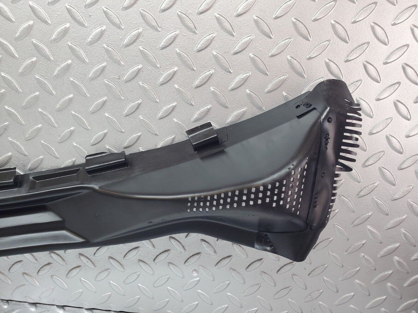 45707 Mercedes-Benz W126 420SE Windscreen Wiper Cover Grill 1268300413 1268300313