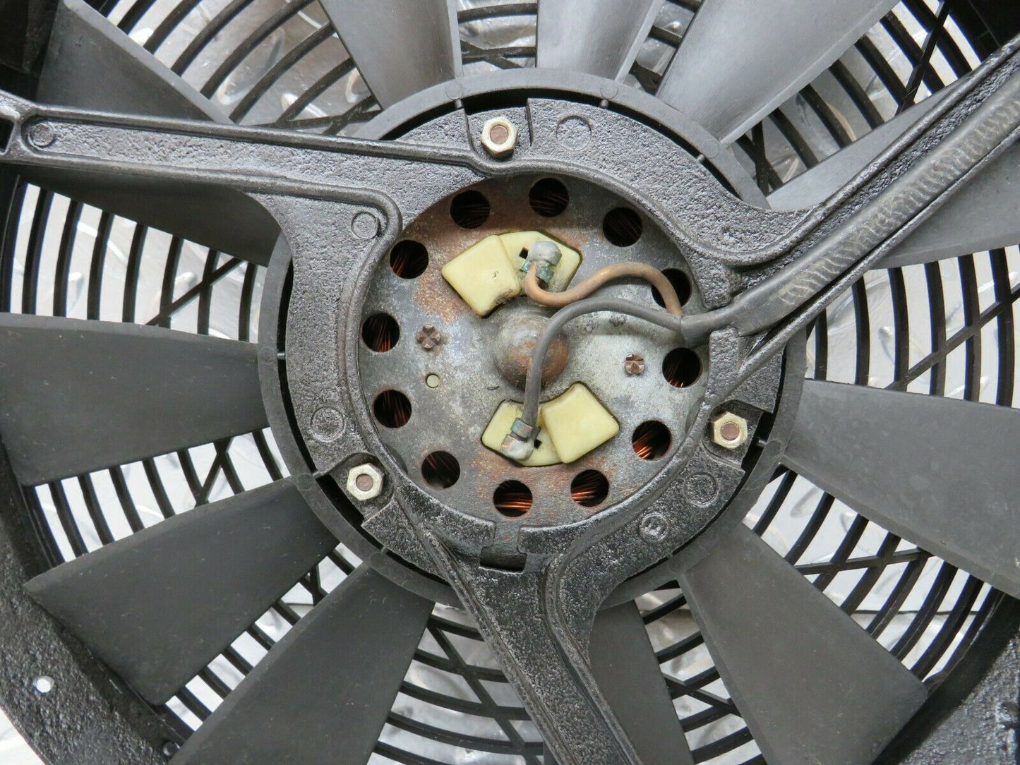 24353 Mercedes-Benz S124 220TE Wagon Radiator Cooling Fan 0005031001