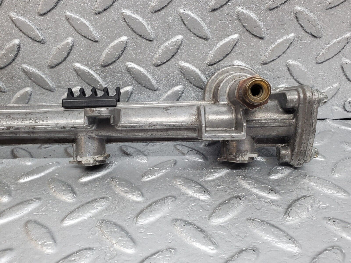 44733 Mercedes-Benz W124 220E Fuel Injector Rail 1110780745