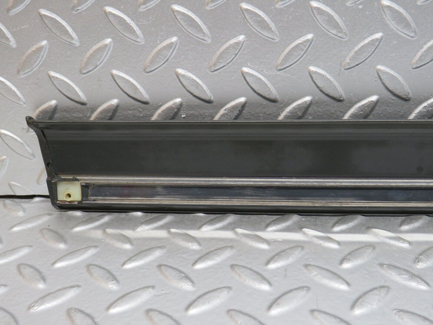 32301 Mercedes-Benz S124 300TE Wagon Front Right Door Centre Moulding Trim