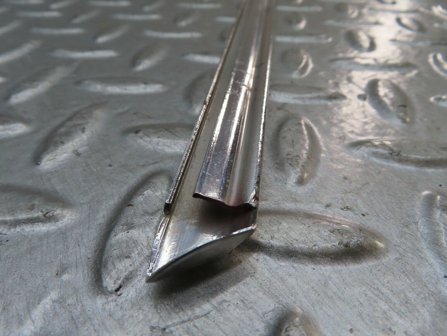 19125 Mercedes-Benz W123 300D Front Left Door Chrome Moulding Trim
