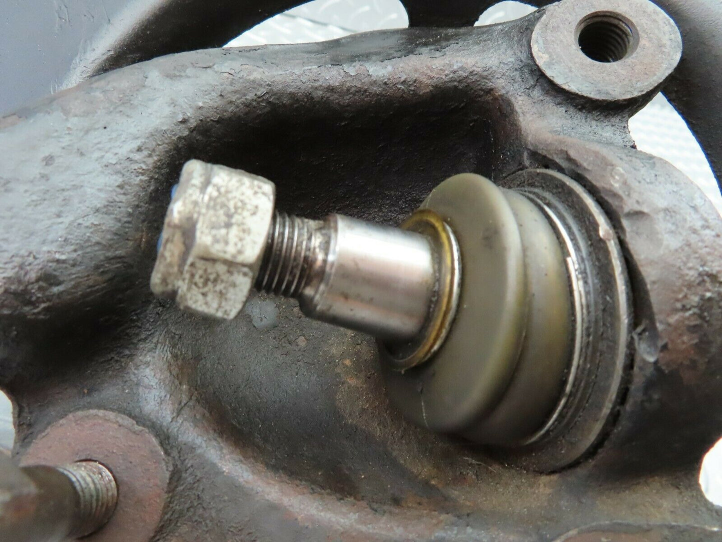 6028 Mercedes-Benz W123 200 Front Left Wheel Hub
