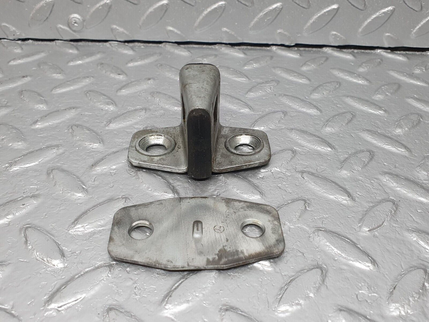 41690 Mercedes-Benz W124 200E Door Lock Latch