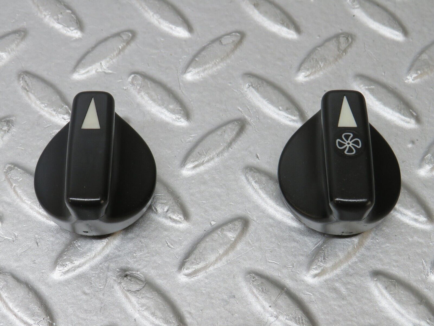 36132 Mercedes-Benz W126 420SE Heater Control Knob Pair