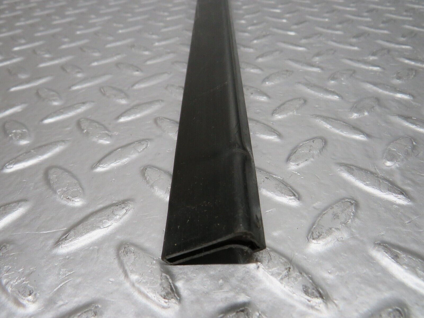 0095 Mercedes-Benz W116 350SE Seat Belt Runner Left