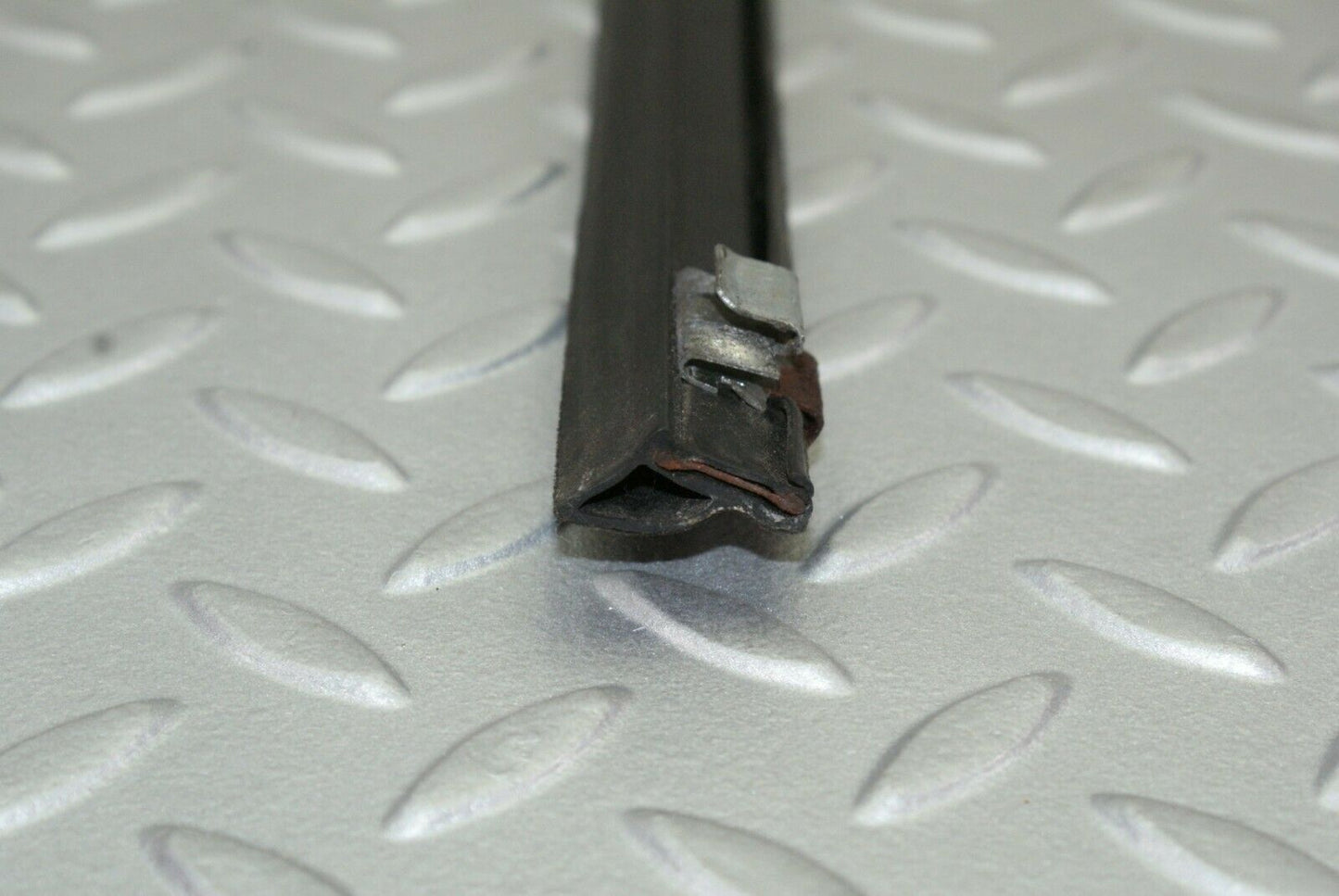 2647 Mercedes-Benz W116 350SE Glass Seal Trim Rubber Front Right
