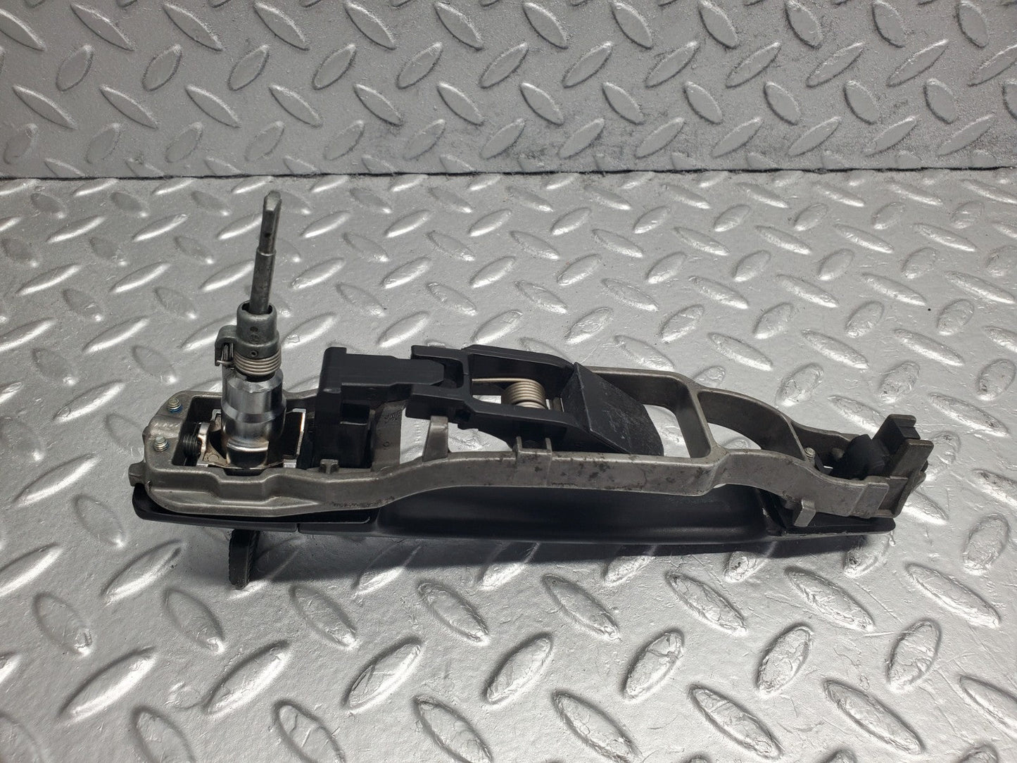 W124 Wagon left door exterior handle with key used OEM