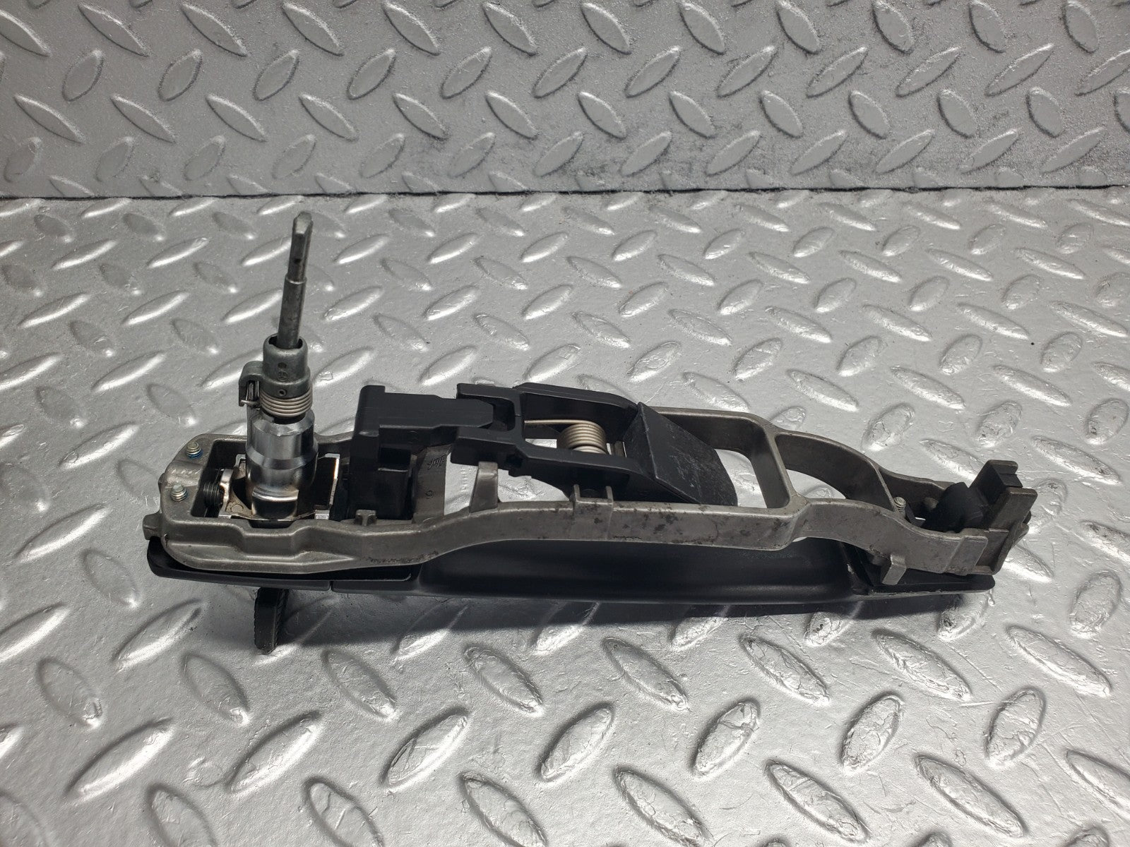 W124 Wagon left door exterior handle with key used OEM