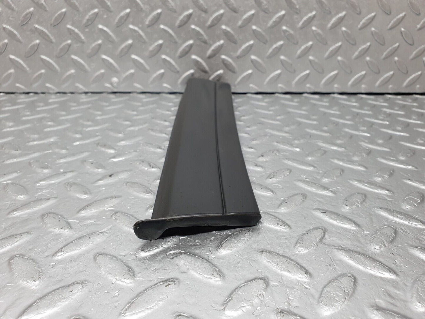 41424 Mercedes-Benz W124 200E Front Left Fender Wing Lower Moulding Trim