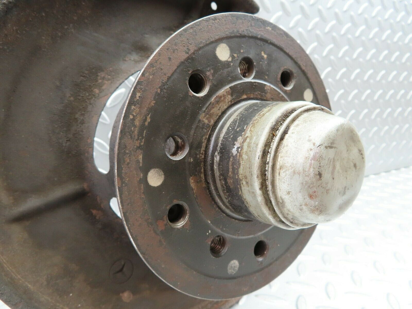 6028 Mercedes-Benz W123 200 Front Left Wheel Hub
