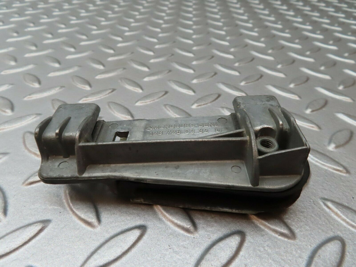 4138 Mercedes-Benz C123 280CE Fixing Clip To The Door Glass 1237250332