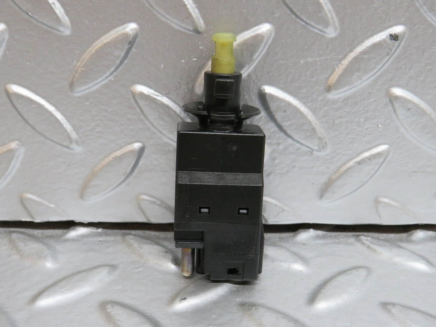 29178 Mercedes-Benz C124 320CE Coupe Brake Light Switch 0015450109