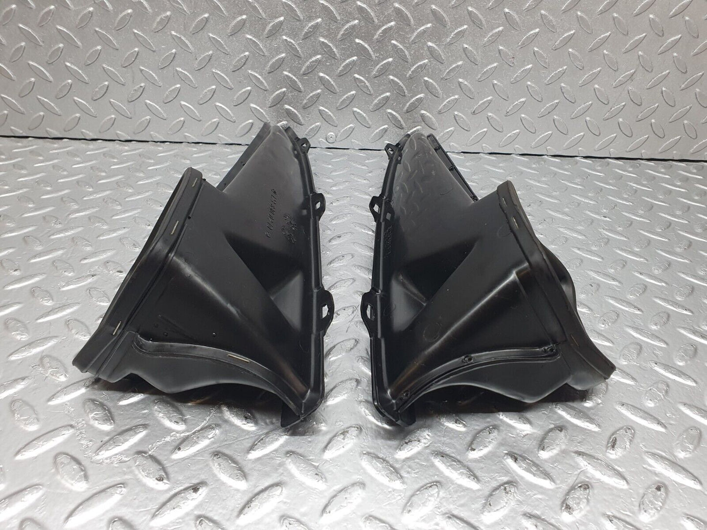 43886 Mercedes-Benz C123 230CE Coupe Air Duct Vent 2x 1238300219 1238300119