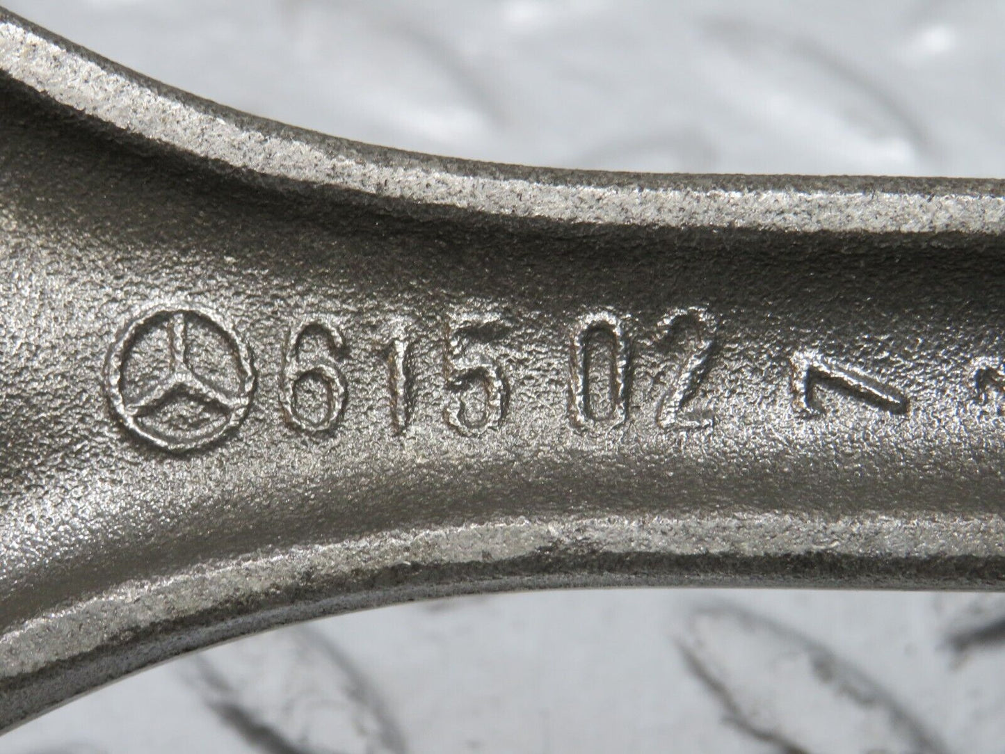 32935 Mercedes-Benz W123 300D Piston With Connecting Rod 90.885 mm 61502