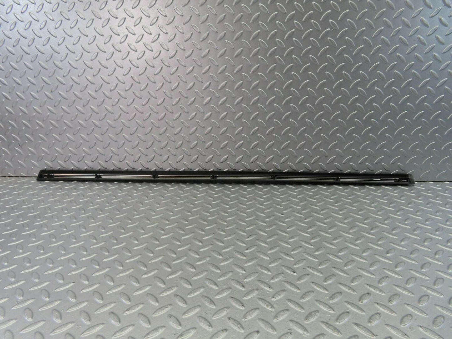 10288 Mercedes-Benz W116 Front Right Door Centre Moulding Trim