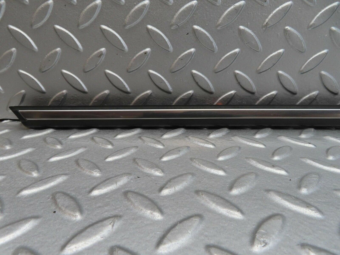 13448 Mercedes-Benz W123 200 Front Left Door Centre Moulding Trim