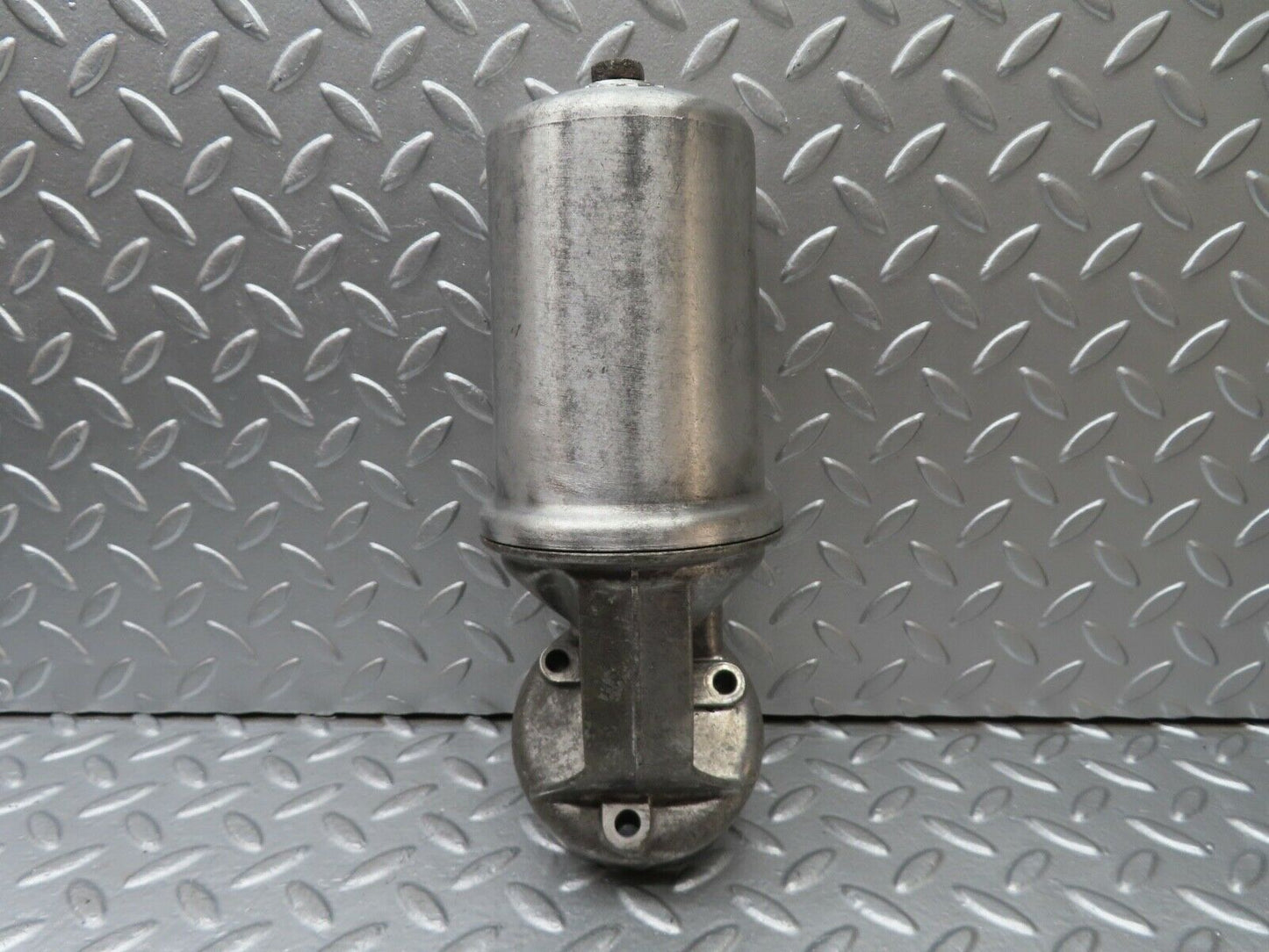 20658 Mercedes-Benz R107 450SL Oil Filter Housing 1161840309