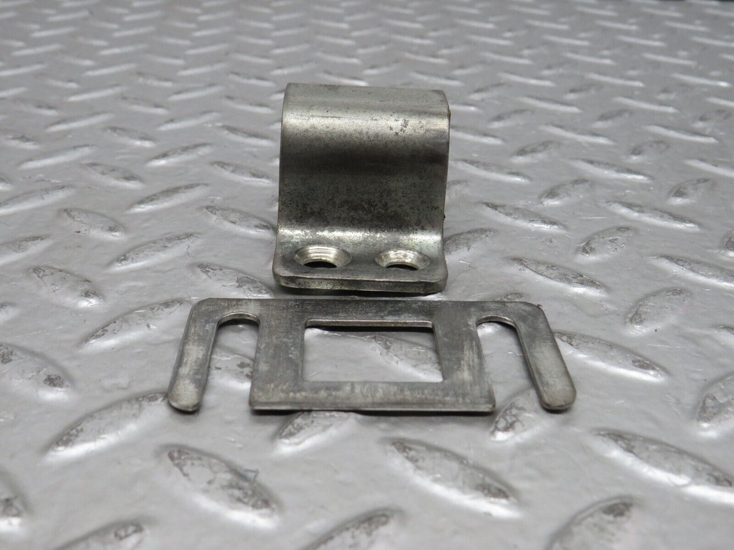 27947 Mercedes-Benz W123 280E Door Lock Latch Right Side