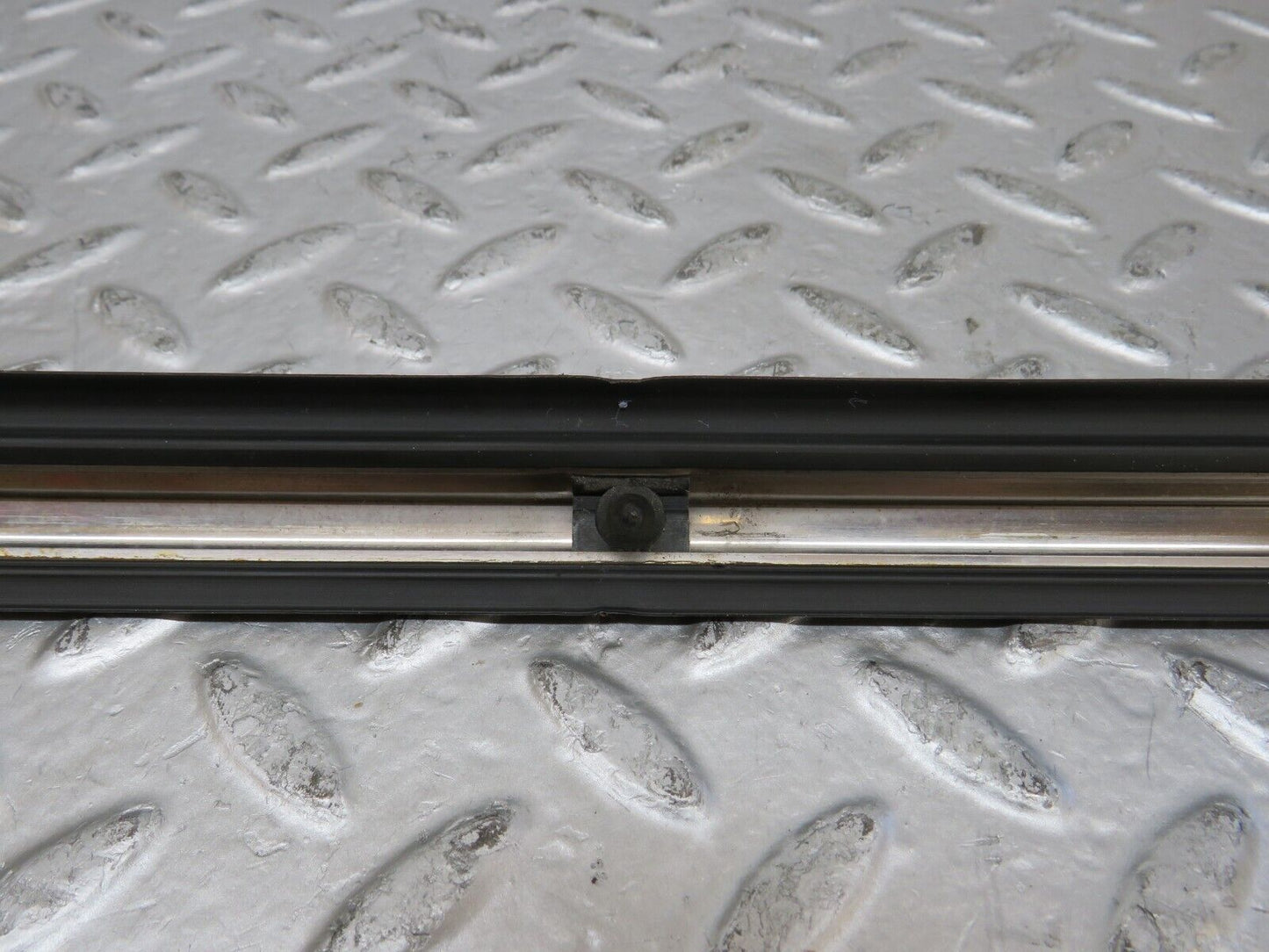26077 Mercedes-Benz W116 450SE Front Left Fender Wing Centre Moulding Trim