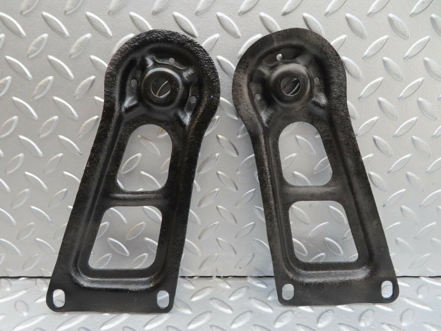 15991 Mercedes-Benz W123 280E Rear Suspension Axle Mounting Bracket