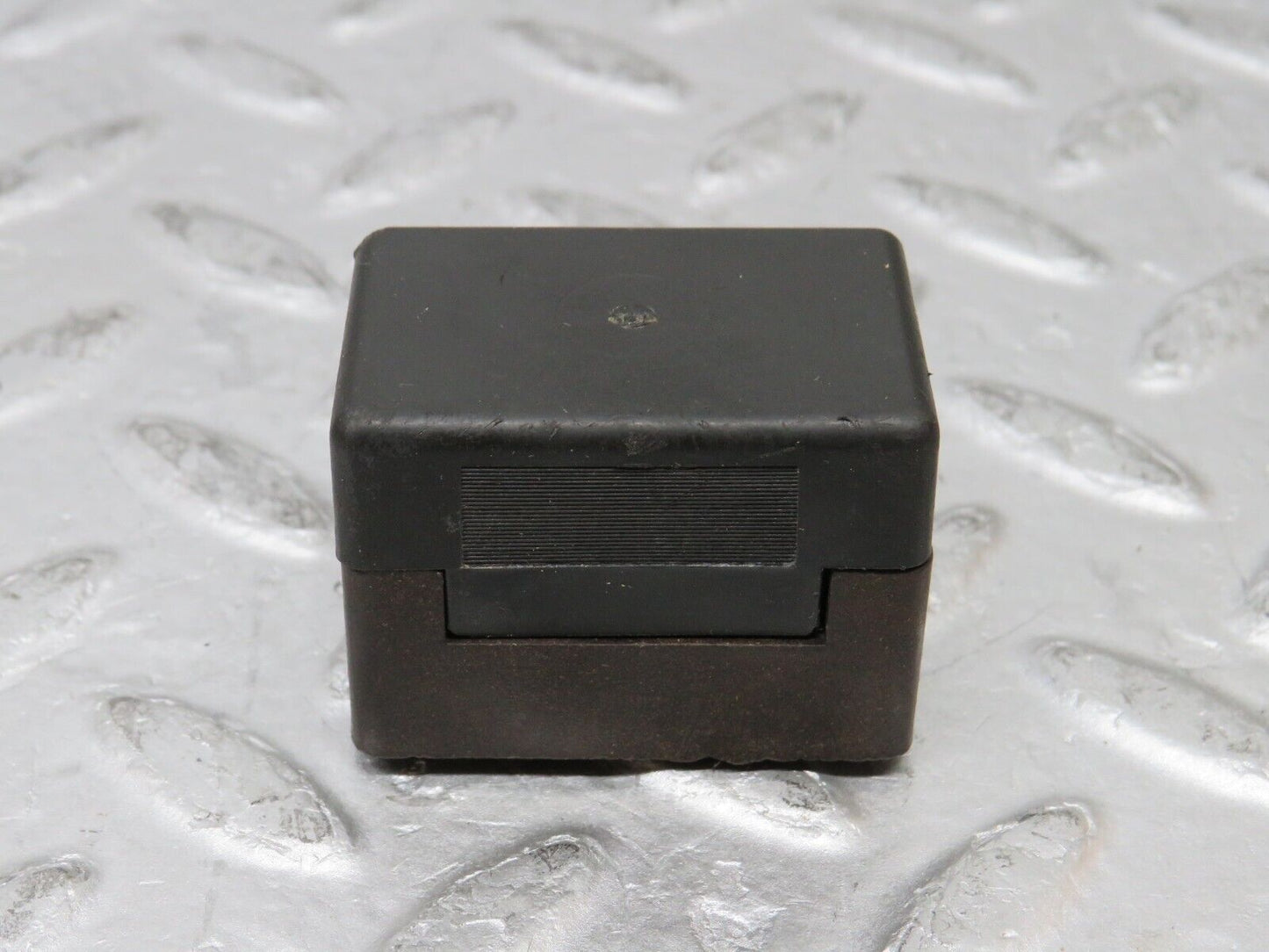 37322 Mercedes-Benz W109 300SEL Fuse Box Connector