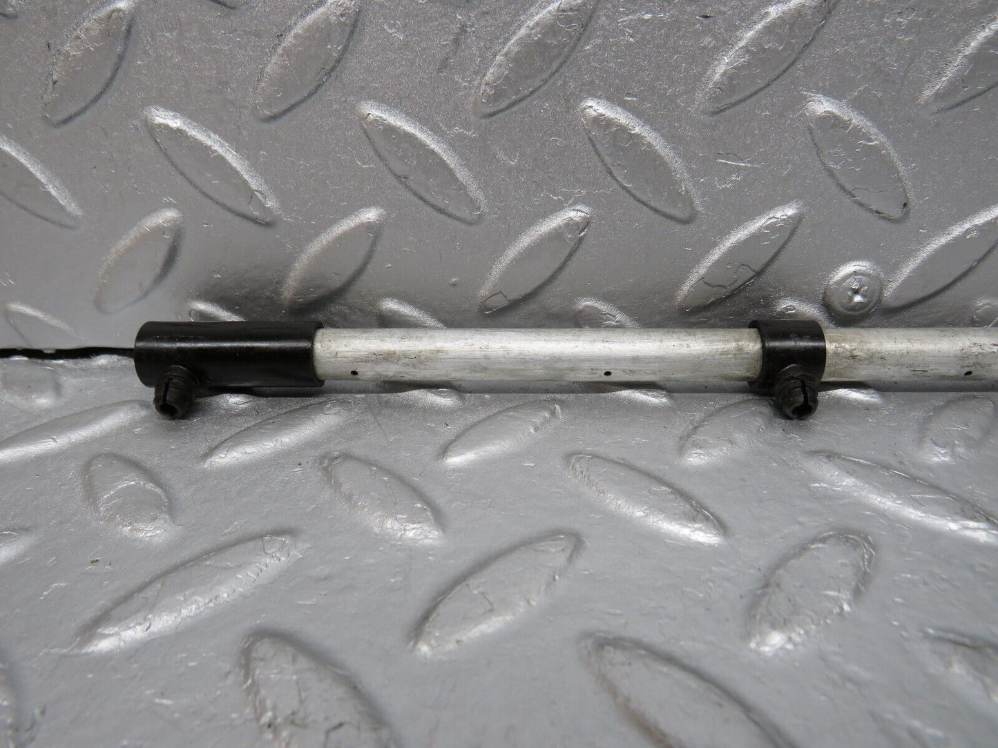 39158 Mercedes-Benz R107 500SL Camshaft Oil Tube