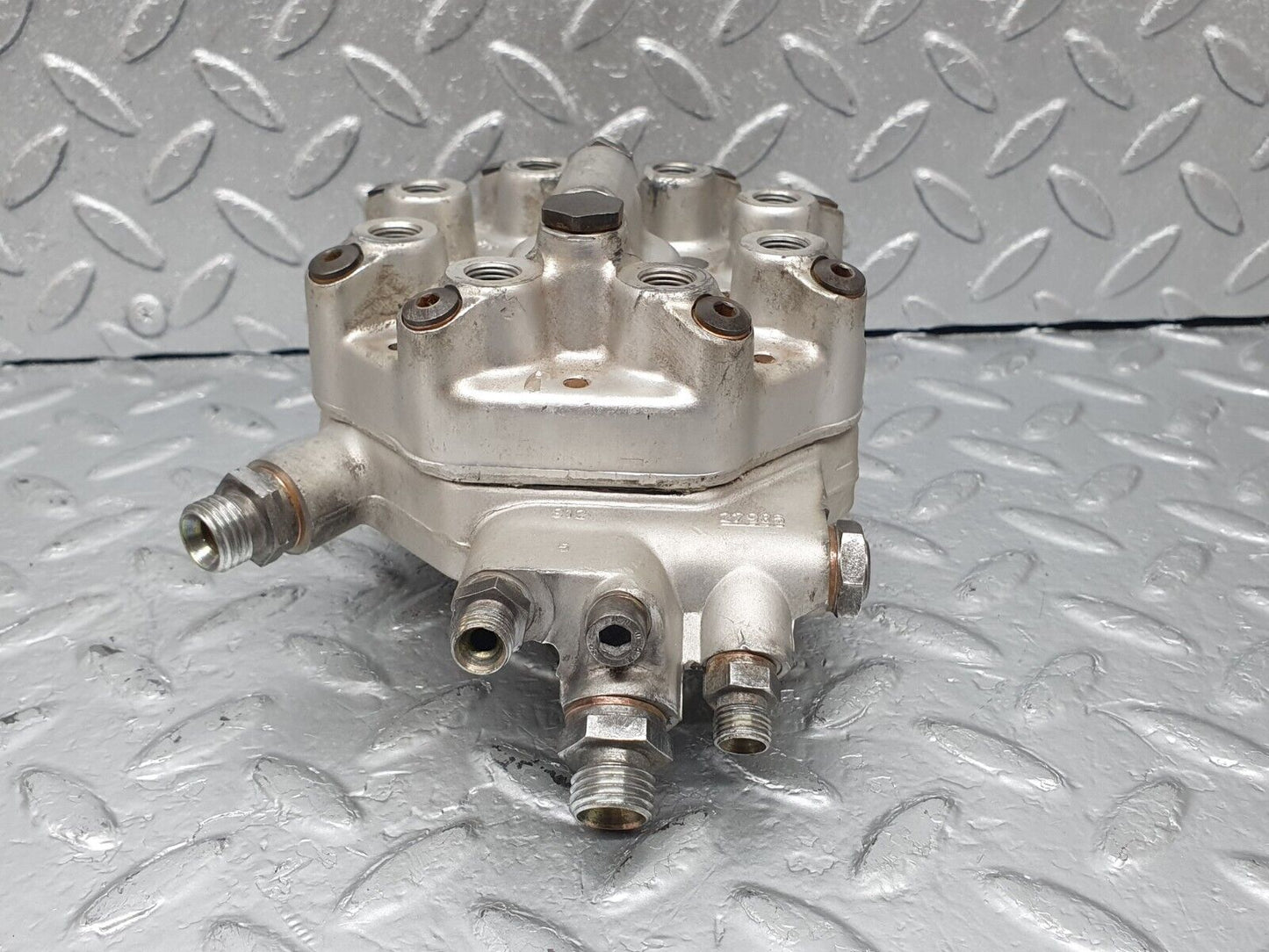 43648 Mercedes-Benz C126 380SEC Coupe Fuel Distributor Bosch 0438100111