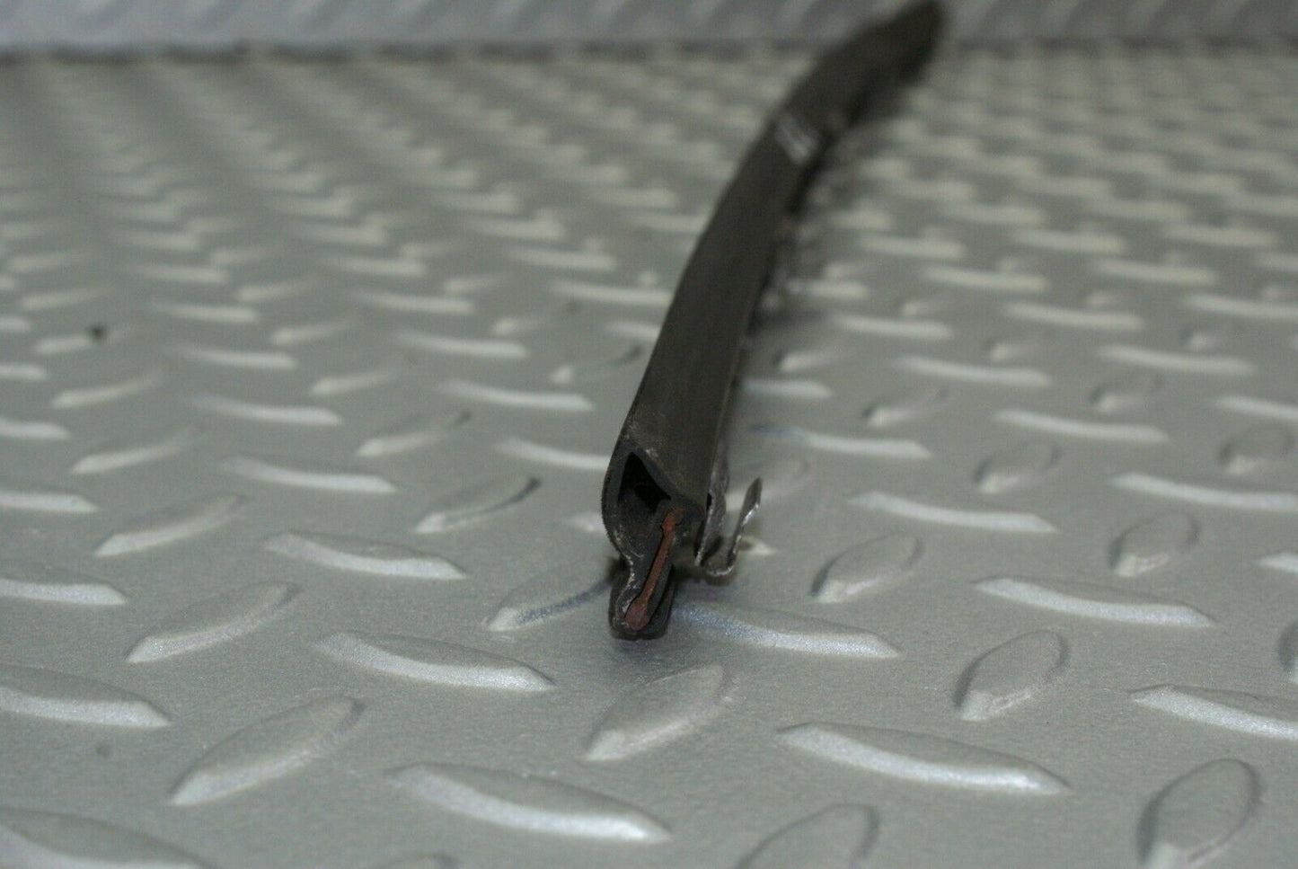2647 Mercedes-Benz W116 350SE Glass Seal Trim Rubber Front Right
