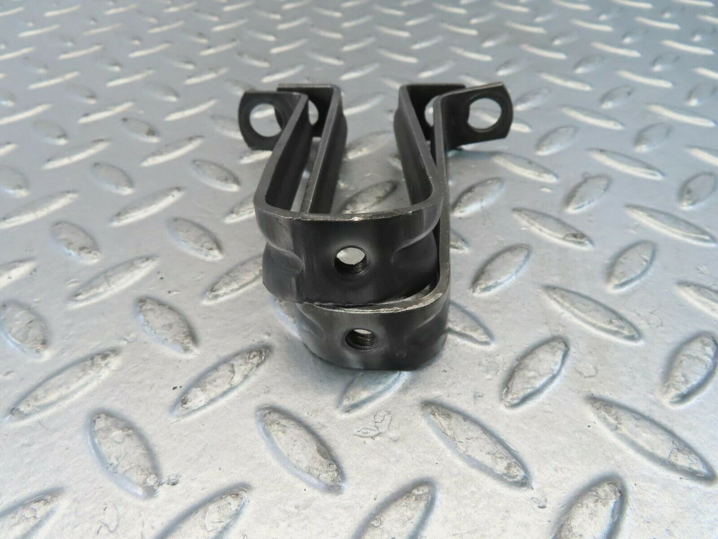 10966 Mercedes-Benz W115 220D Camshaft Oil Tube Holder