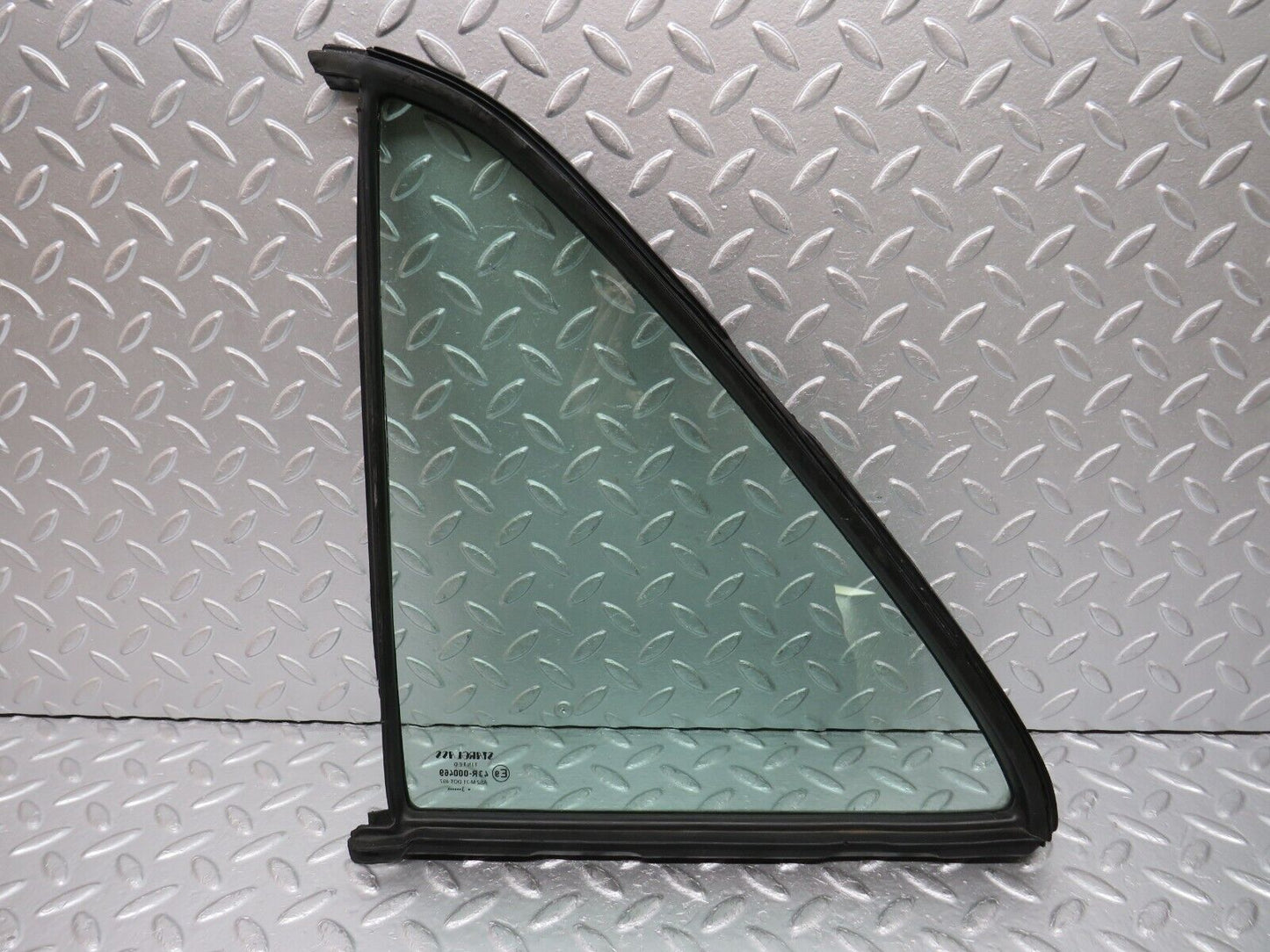 33142 Mercedes-Benz W123 Rear Right Quarter Window Glass 1237350224