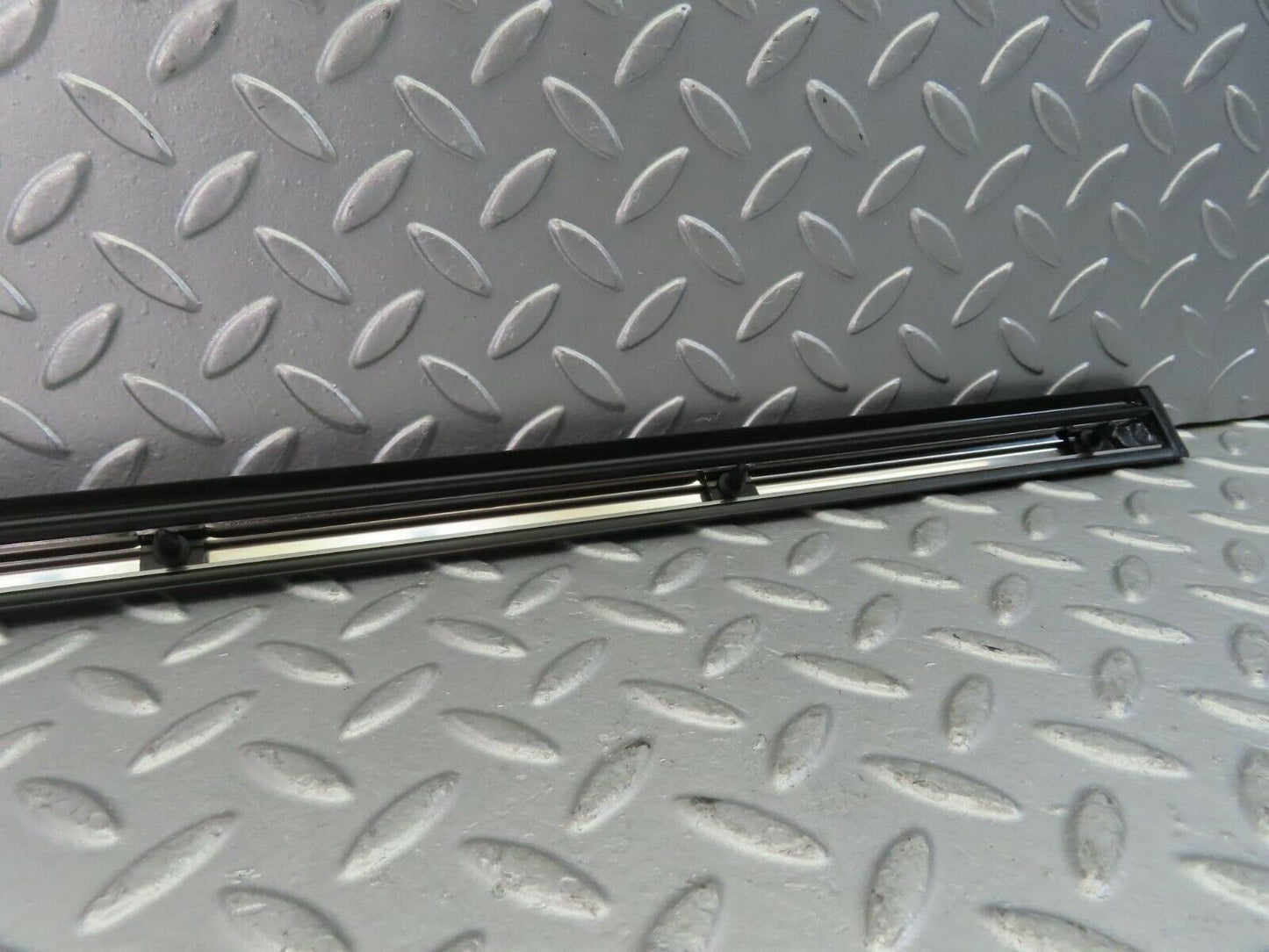 10291 Mercedes-Benz W116 Front Left Door Centre Moulding Trim