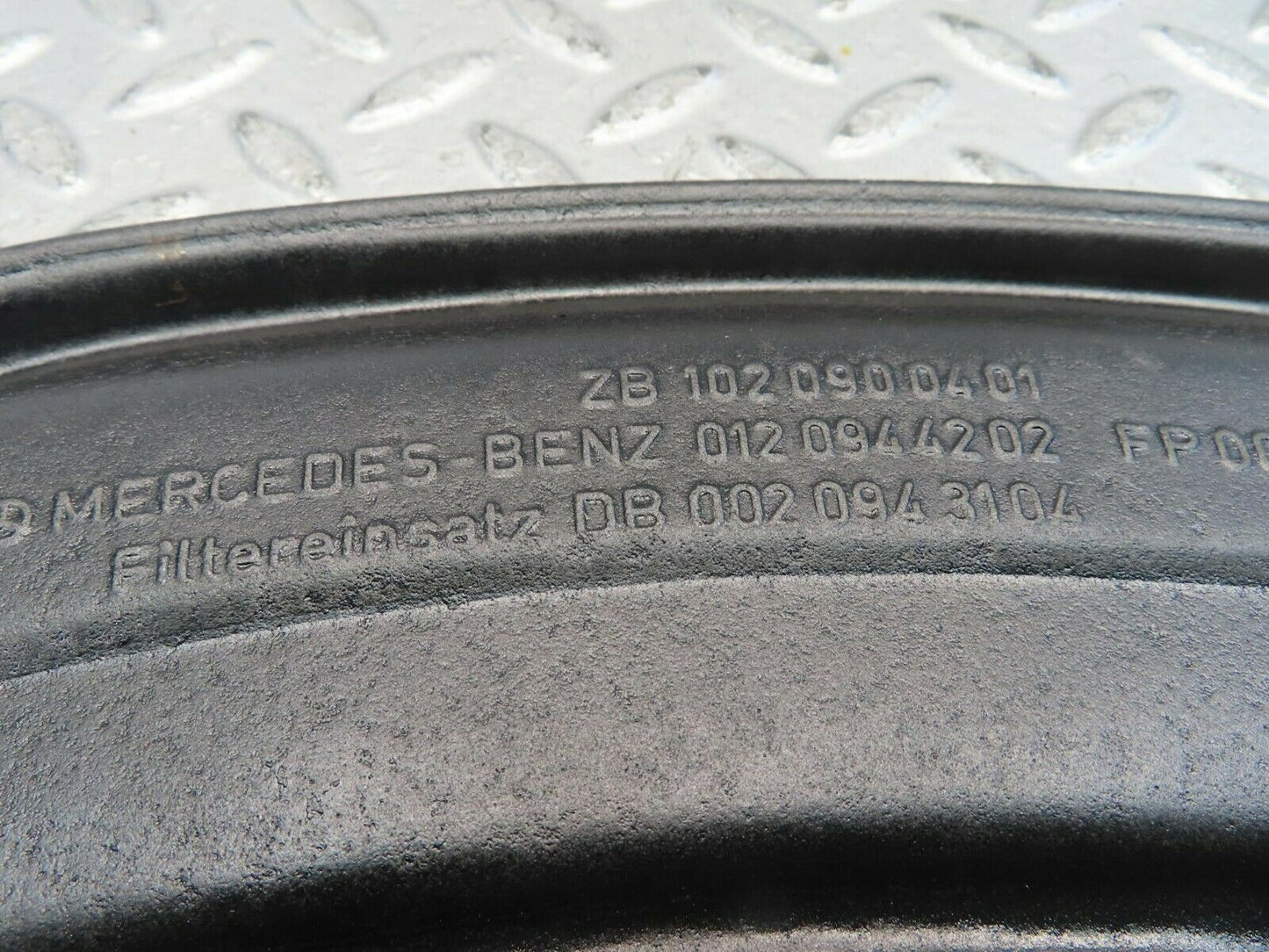 11402 Mercedes-Benz C123 230CE Coupe Air Filter Box Housing 1020900401