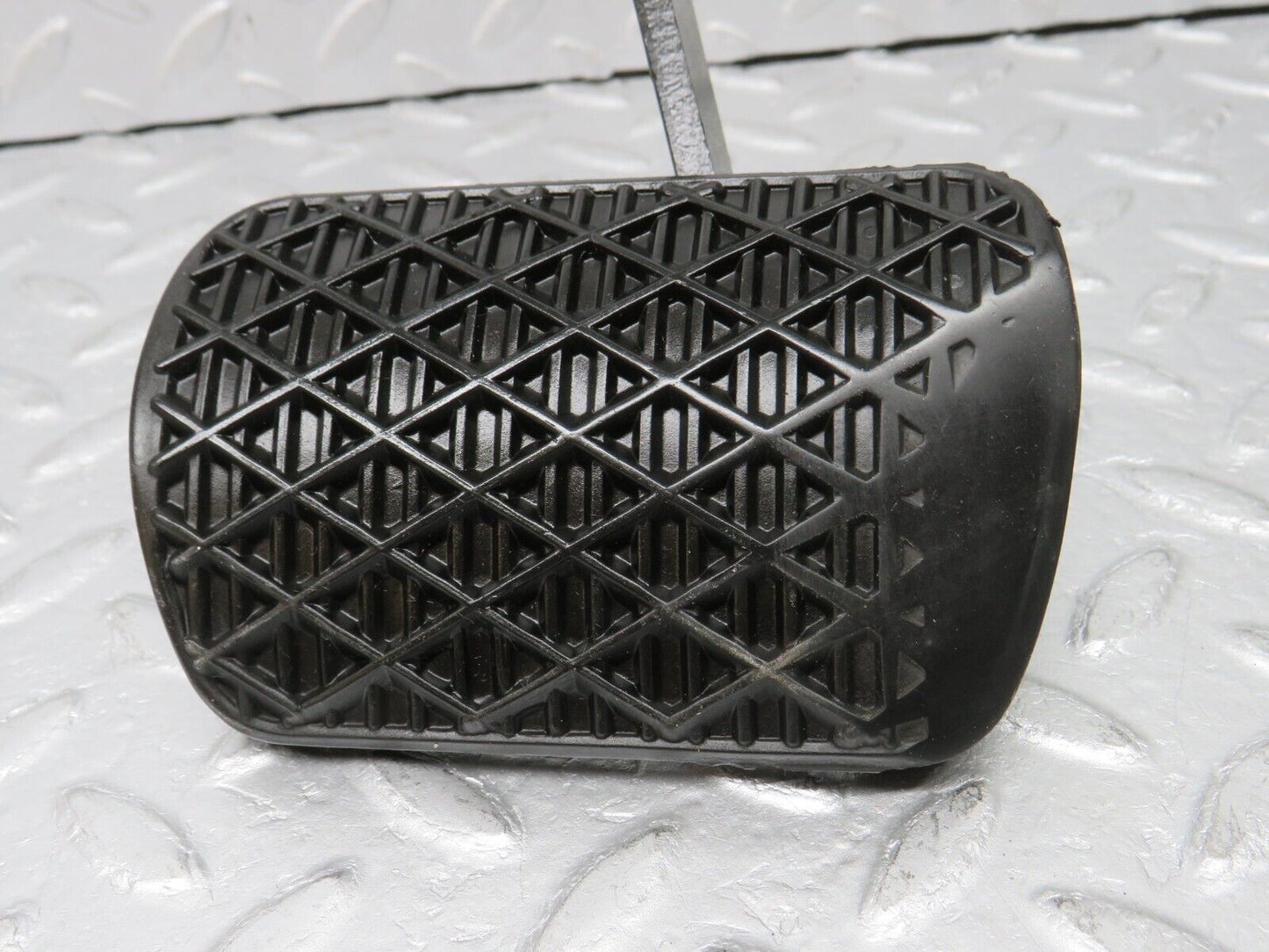38811 Mercedes-Benz W201 190E 2.6L Brake Pedal With Rubber 1232910082