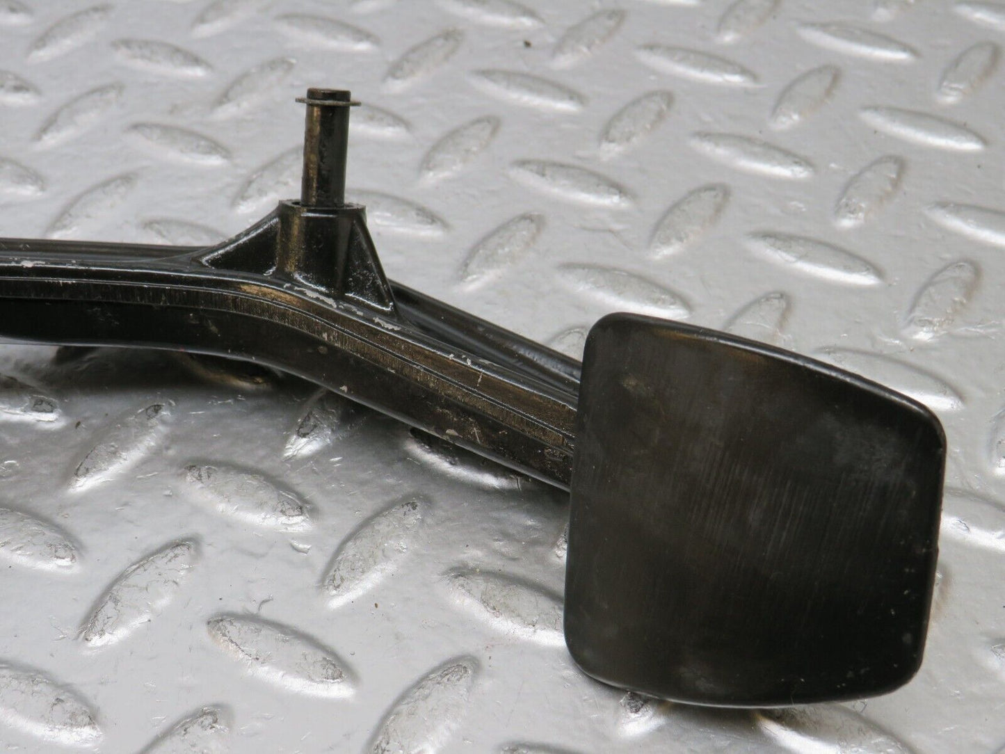 25123 Mercedes-Benz W201 190D Clutch Pedal 1242900316