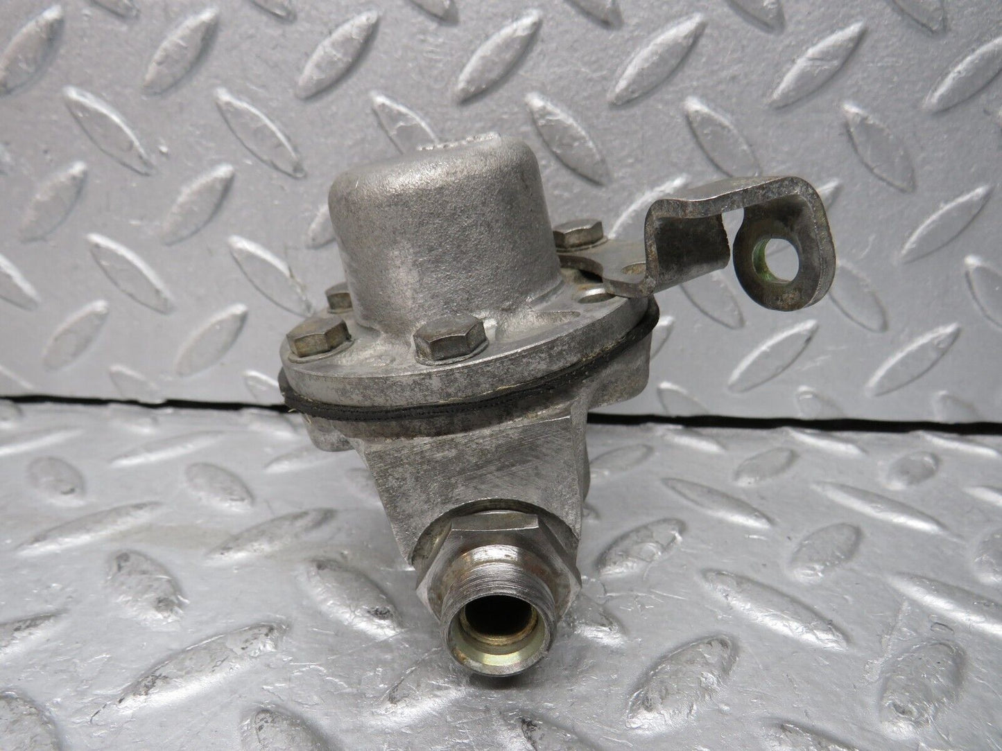 37647 Mercedes-Benz W109 300SEL Oil Pressure Damper 1161870094 1161870096