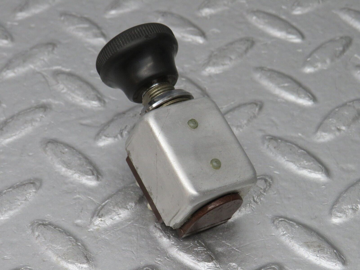 37529 Mercedes-Benz W109 300SEL 3 Pin Pull Switch 31263001