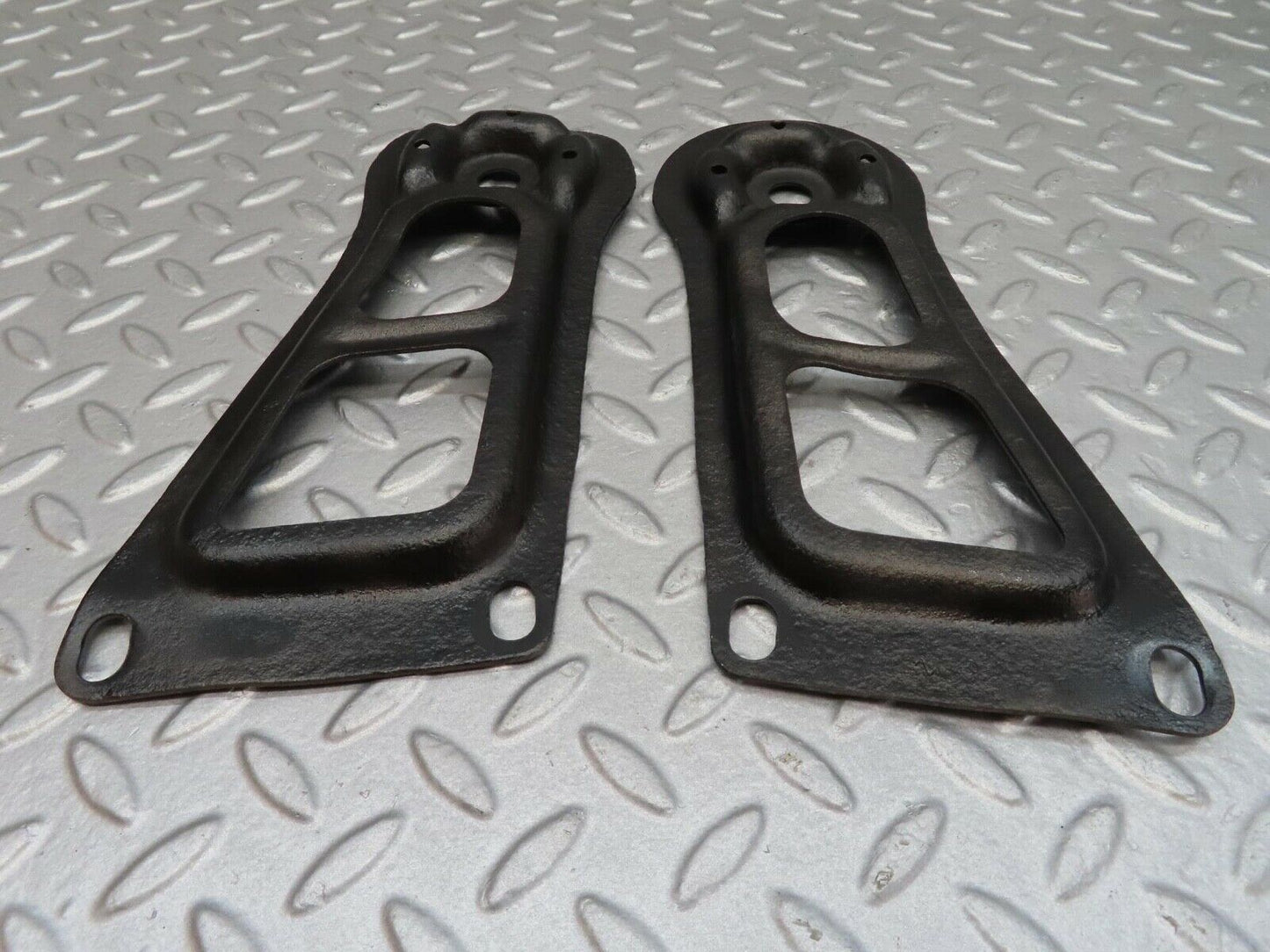 15991 Mercedes-Benz W123 280E Rear Suspension Axle Mounting Bracket