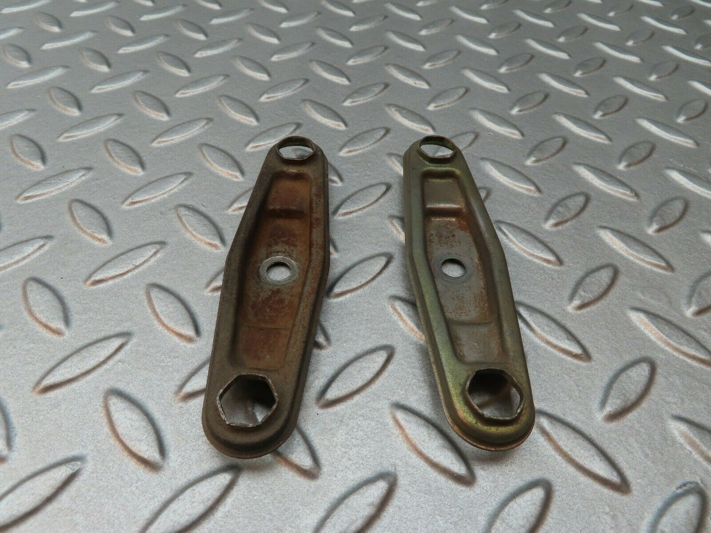 4421 Mercedes-Benz W123 230E Fuel Injector Nozzle Clamp Bracket