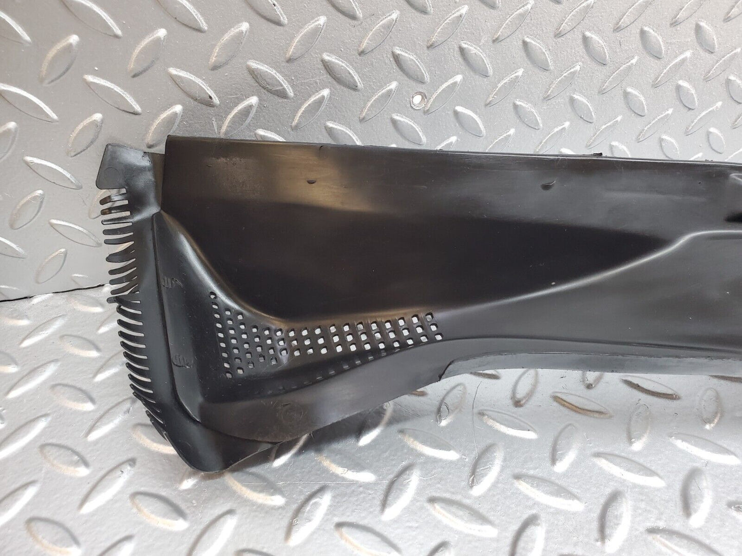 45707 Mercedes-Benz W126 420SE Windscreen Wiper Cover Grill 1268300413 1268300313