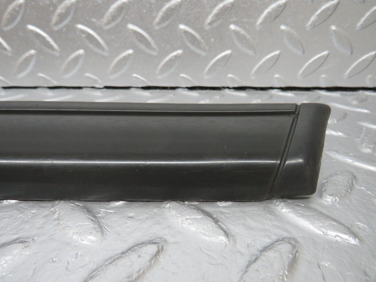 33996 Mercedes-Benz W124 260E Front Right Fender Wing Centre Moulding Trim