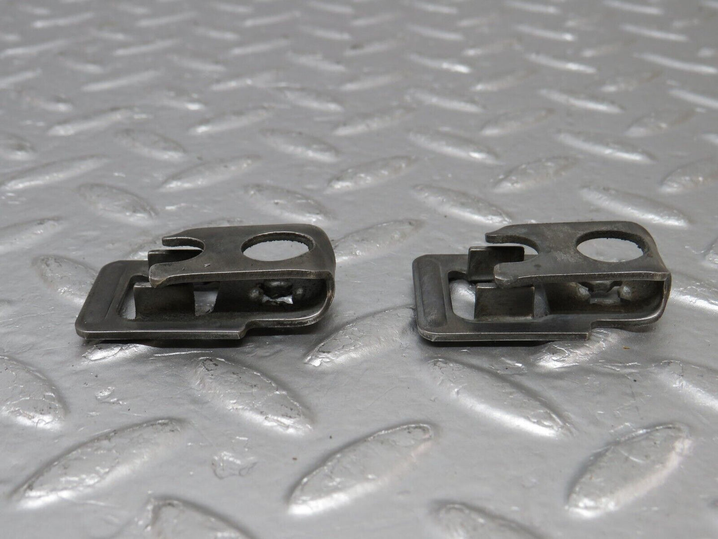 34130 Mercedes-Benz W124 260E Fuel Injector Bracket 2x