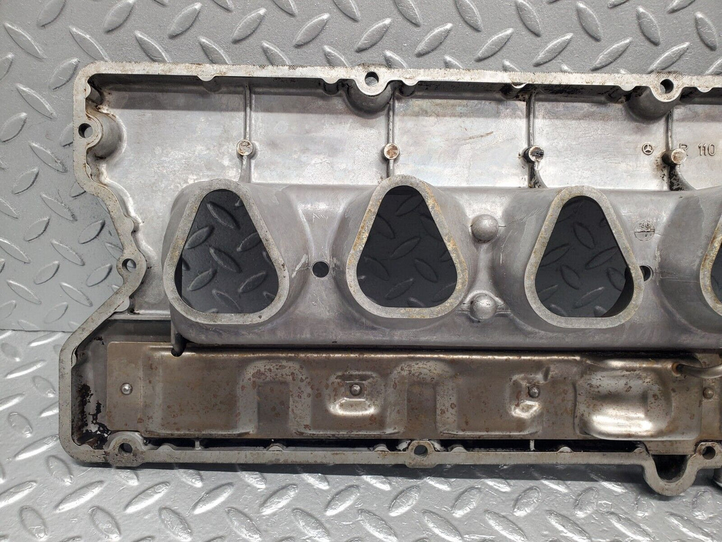 46704 Mercedes-Benz C123 280CE Coupe Cylinder Head Valve Cover 1100160905