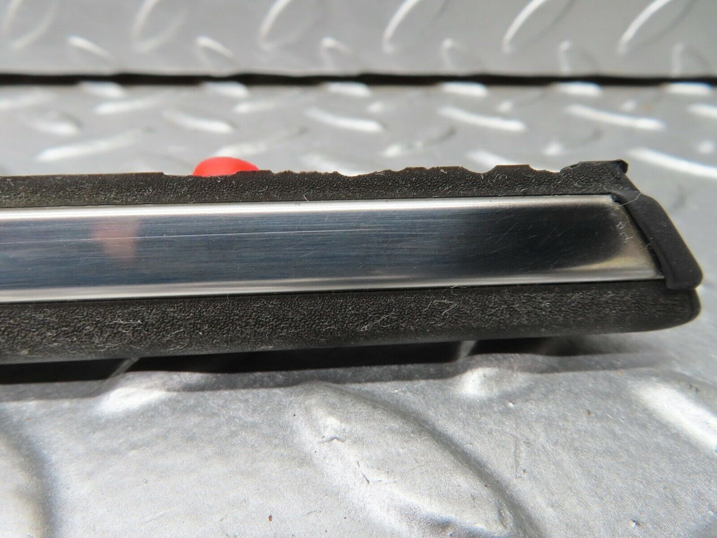 21102 Mercedes-Benz W123 230E Front Left Fender Wing Centre Moulding Trim