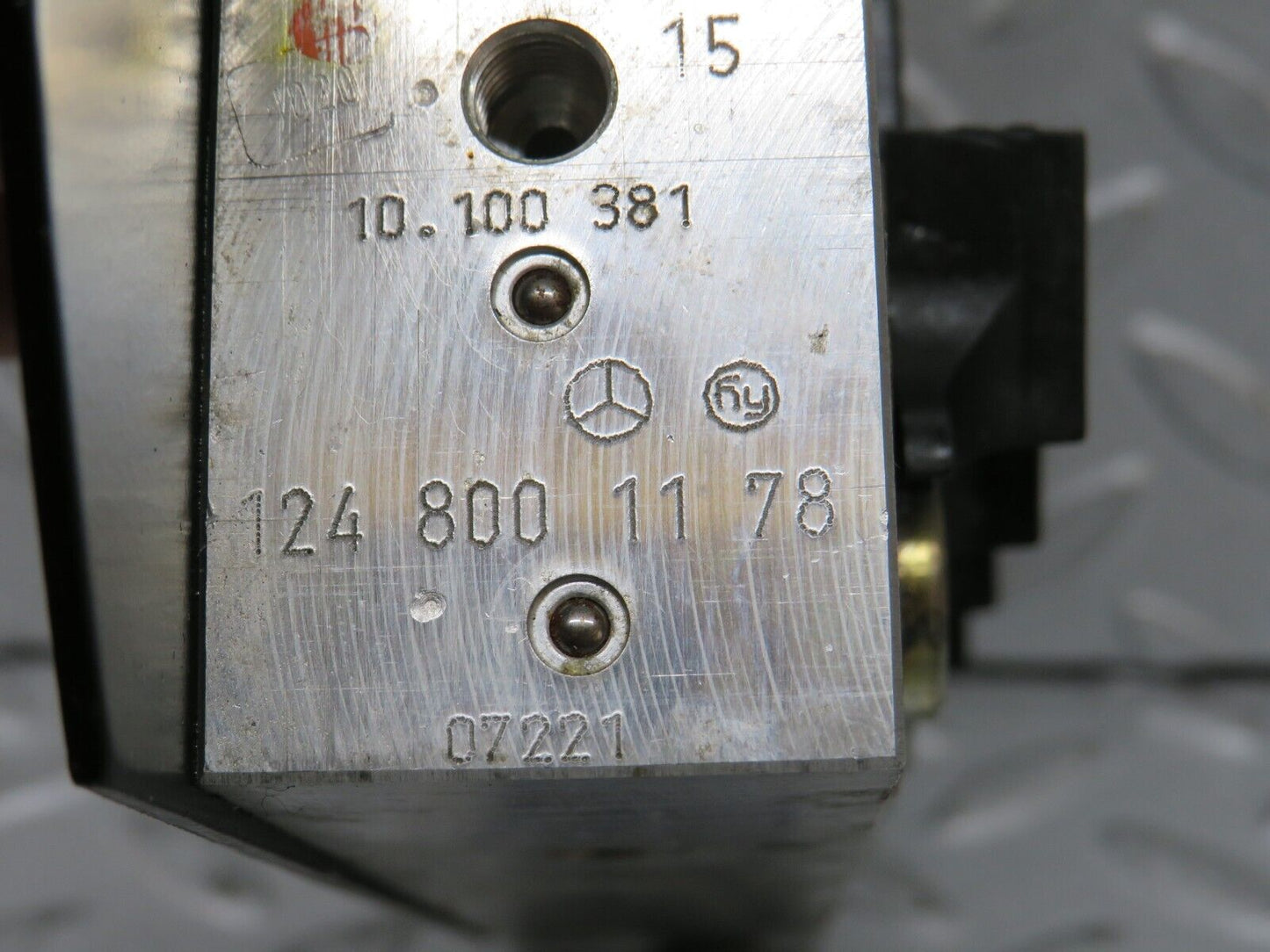 37986 Mercedes-Benz A124 320E Cabriolet Soft Top Hydraulic Valve Block Left 1248001178