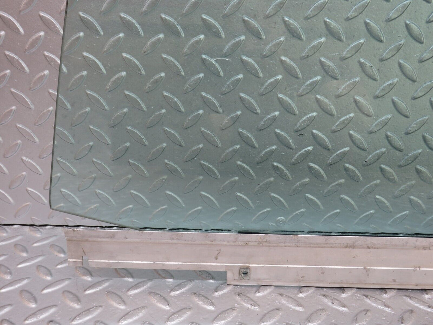 36037 Mercedes-Benz W126 420SE Front Left Door Window Glass