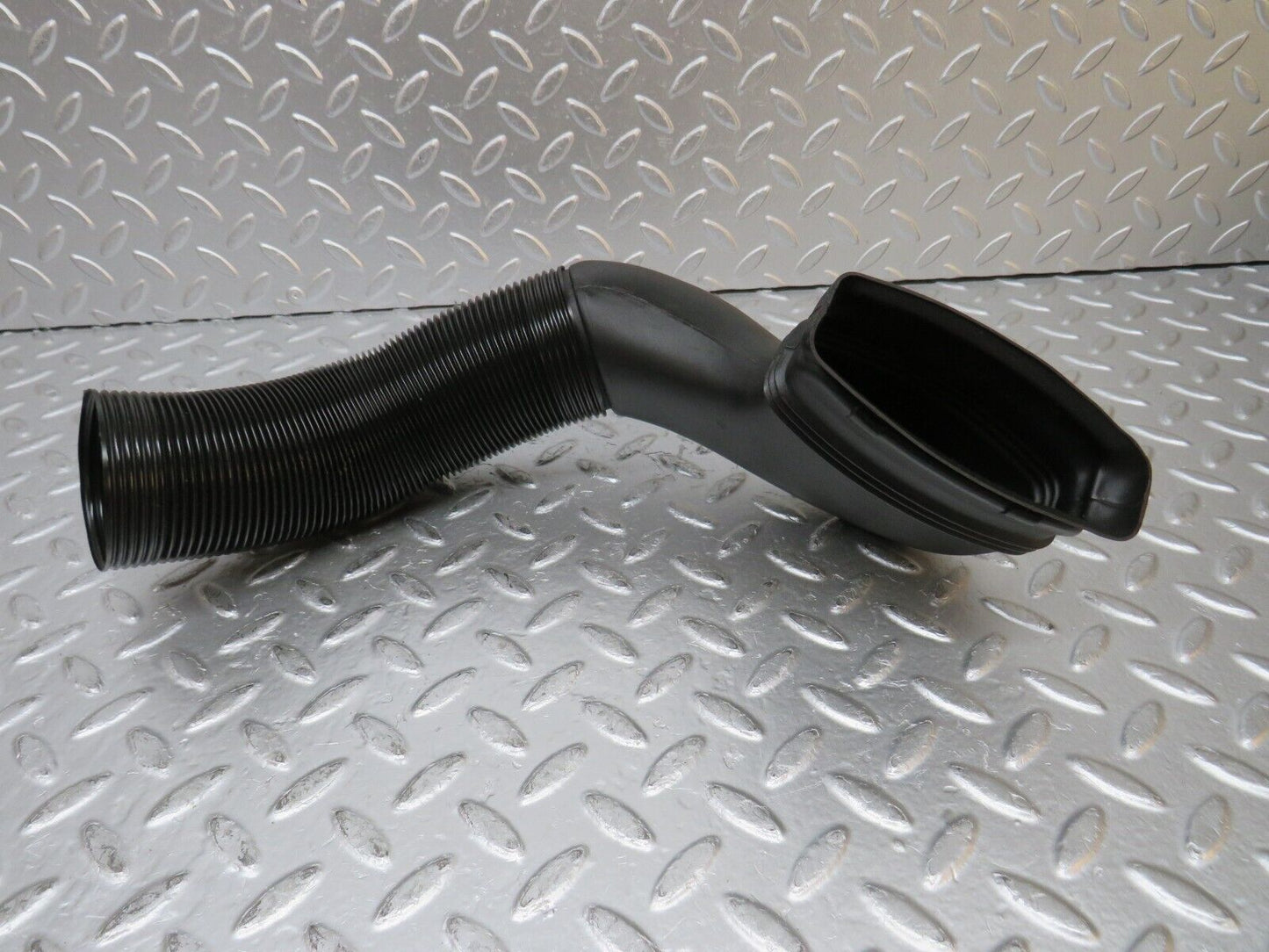 30612 Mercedes-Benz W201 190E 2.0L Air Duct Pipe Hose Right 2018311846