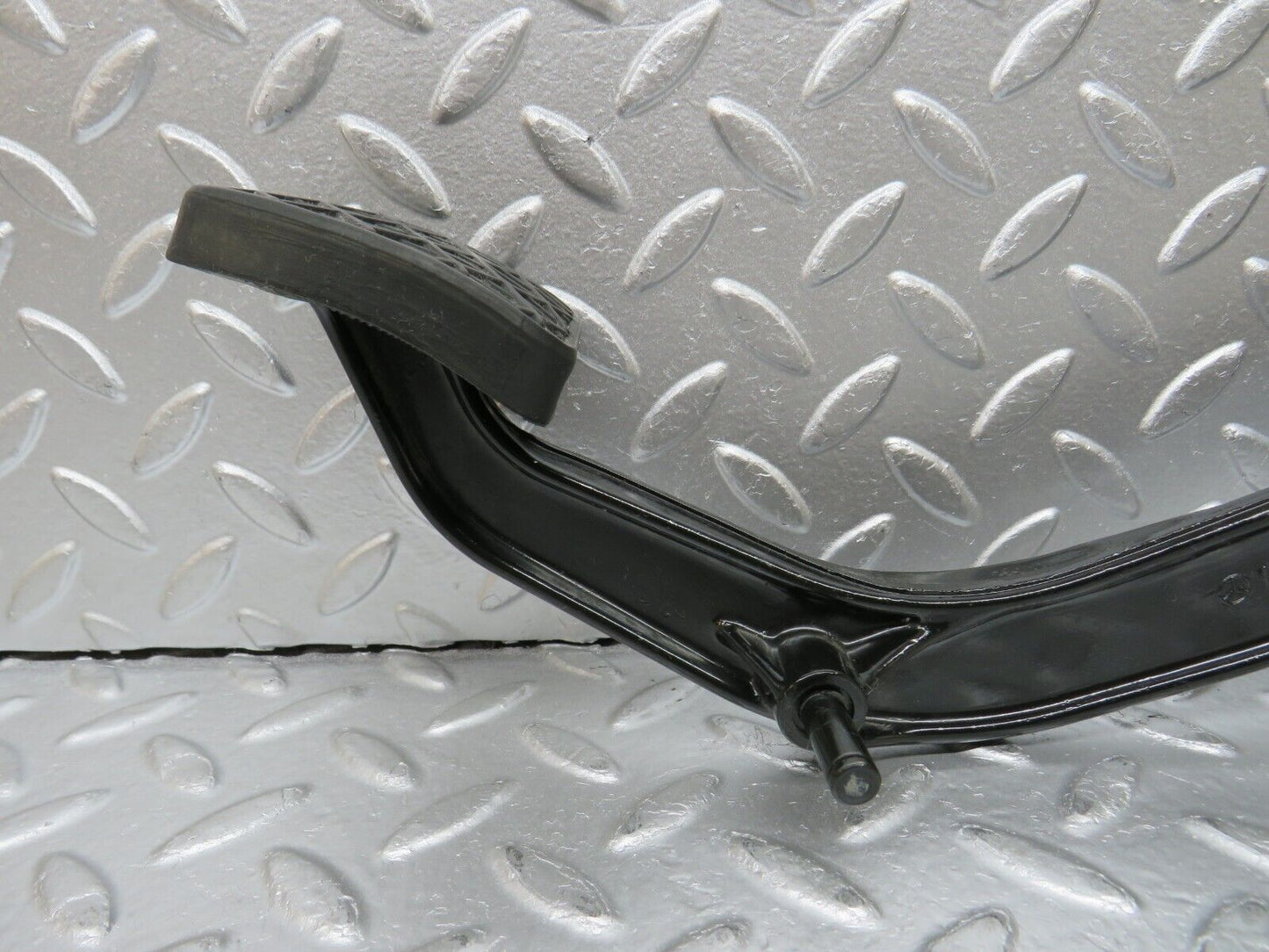31350 Mercedes-Benz S124 220TE Clutch Pedal 1242900316 2012910282